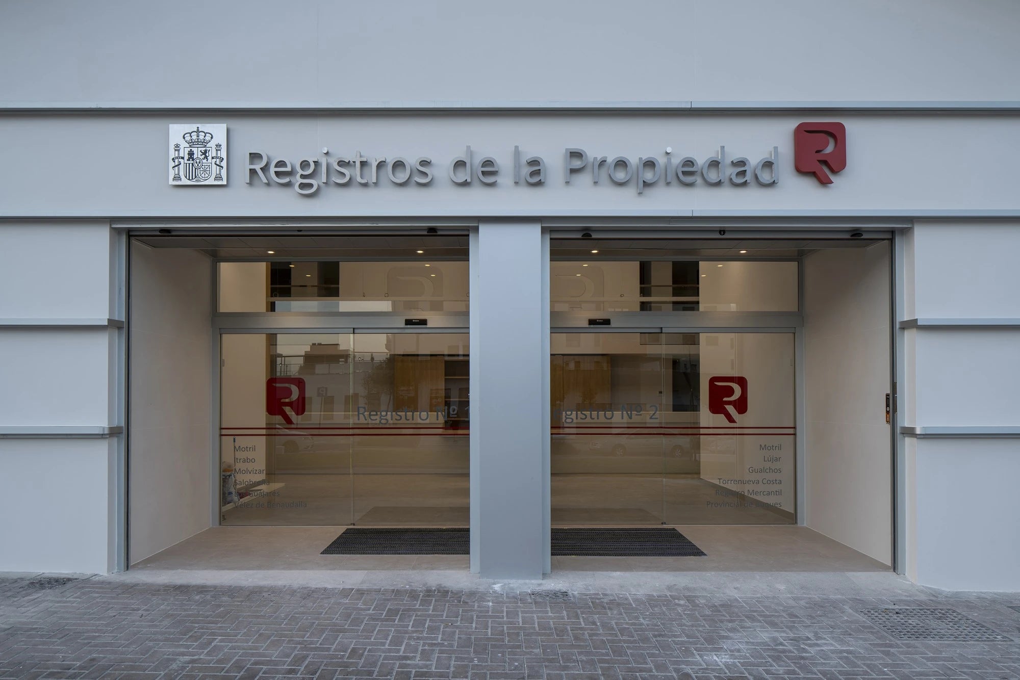 I can see this image shows a Spanish property registry office (Registros de la Propiedad), not a kitchen or countertop installation. This appears to be a gov...